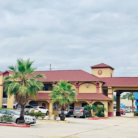 Camelot Inn & Suites